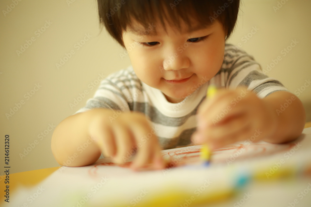 お絵かきする男の子 お絵かきする男の子