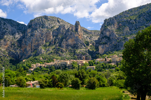 Vue panoramique sur le village de Moustiers Sainte-Marie. Alpes de Haute Provence, France.