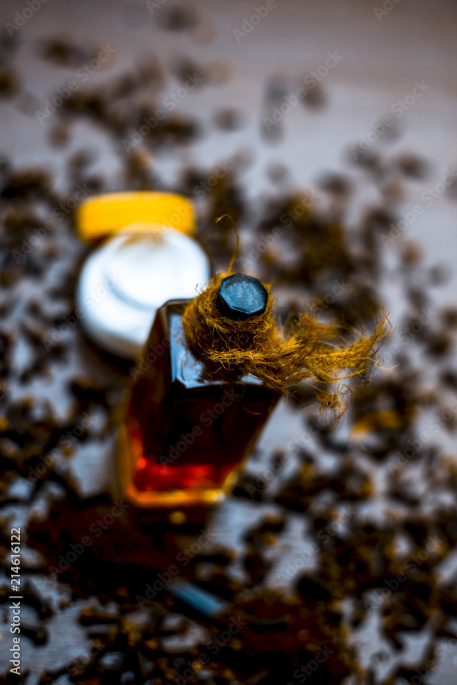 Φωτογραφία Close up of home remedy for Acne: Clove oil add it to any facial cream use it twice a day