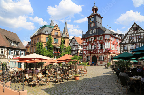 Der historische Marktplatz von Heppenheim an der hessischen Bergstrasse mit schönen Restaurants und Cafés