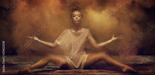 Quadro em tela Beautiful afro girl dancer over dust.