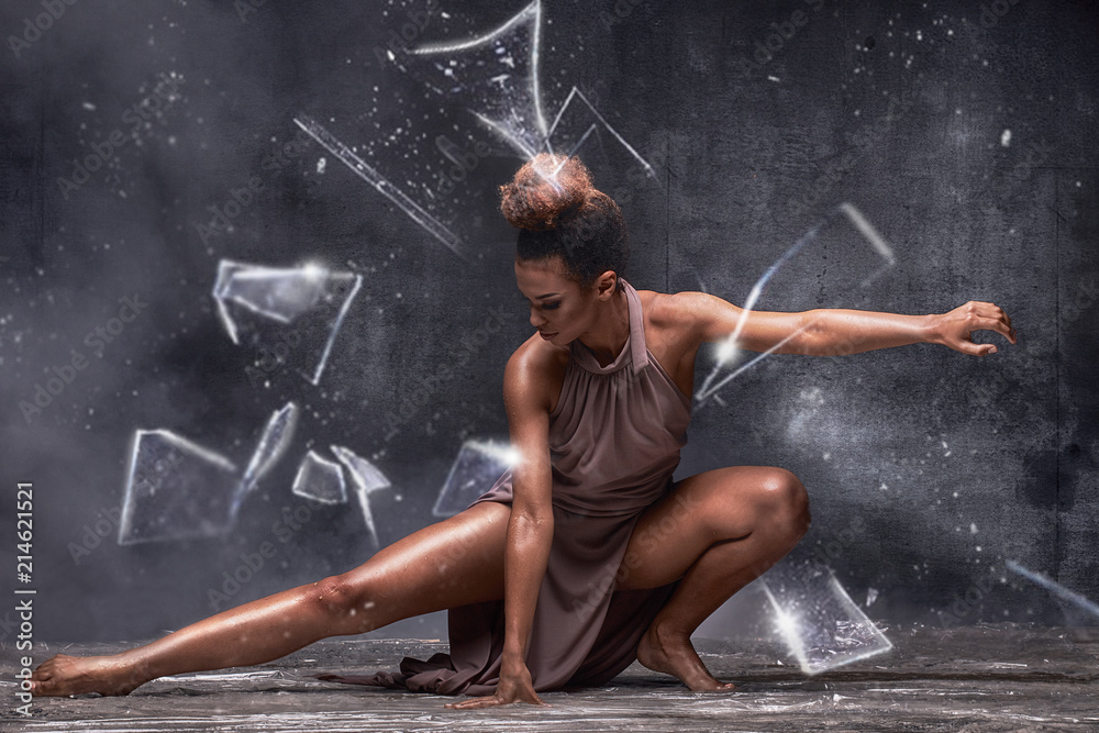 Obraz premium Young afro girl posing over water and glass.