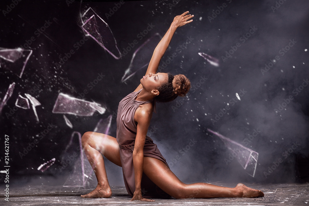 Fototapeta premium Young afro girl posing over water and glass.