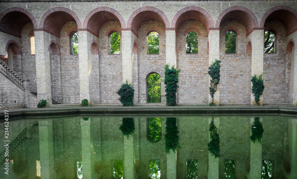  Belvedere, Säulengang mit Wasserspiegelung