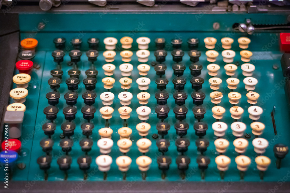 Naklejka premium Selective focus, vintage calculator machine
