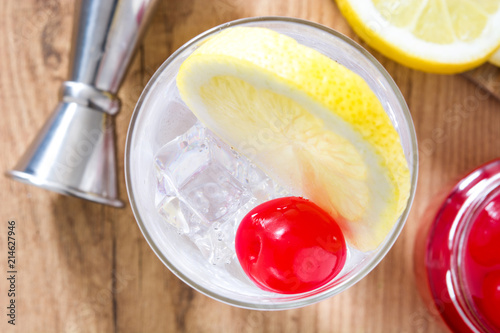 Foto Classic Tom Collins cocktail on wooden table. Top view