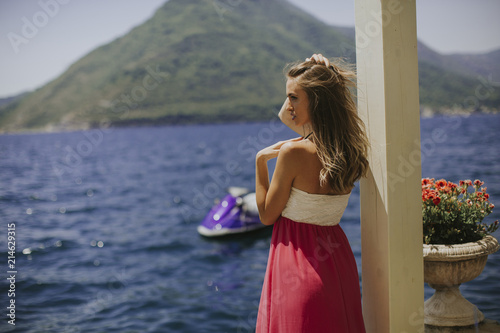 Pretty young woman by the sea © BGStock72