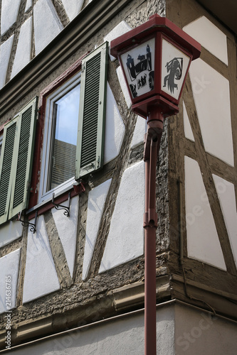 Laterne vor einem alten Fachwerkhaus in Heppenheim, einer Weinregion an der Bergstrasse in Hessen