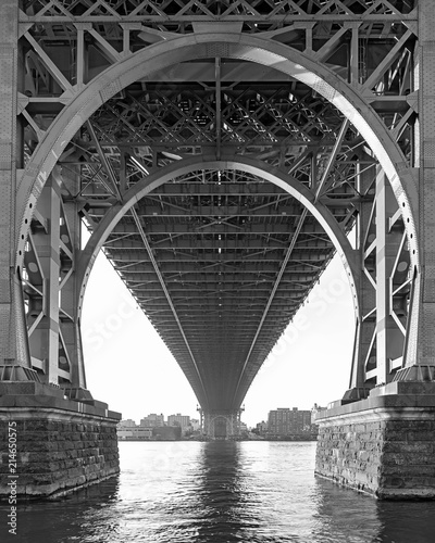 Fototapeta Naklejka Na Ścianę i Meble -  Black and White of the Williamsburg Bridge in New York on a hazy day