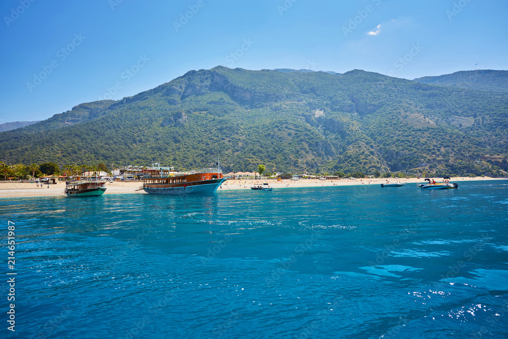 Fototapeta premium Oludeniz, położone na południowo-zachodnim wybrzeżu Turcji, z nieskazitelnymi białymi plażami i niesamowicie błękitnymi wodami, jest jedną z najpiękniejszych plaż na świecie.
