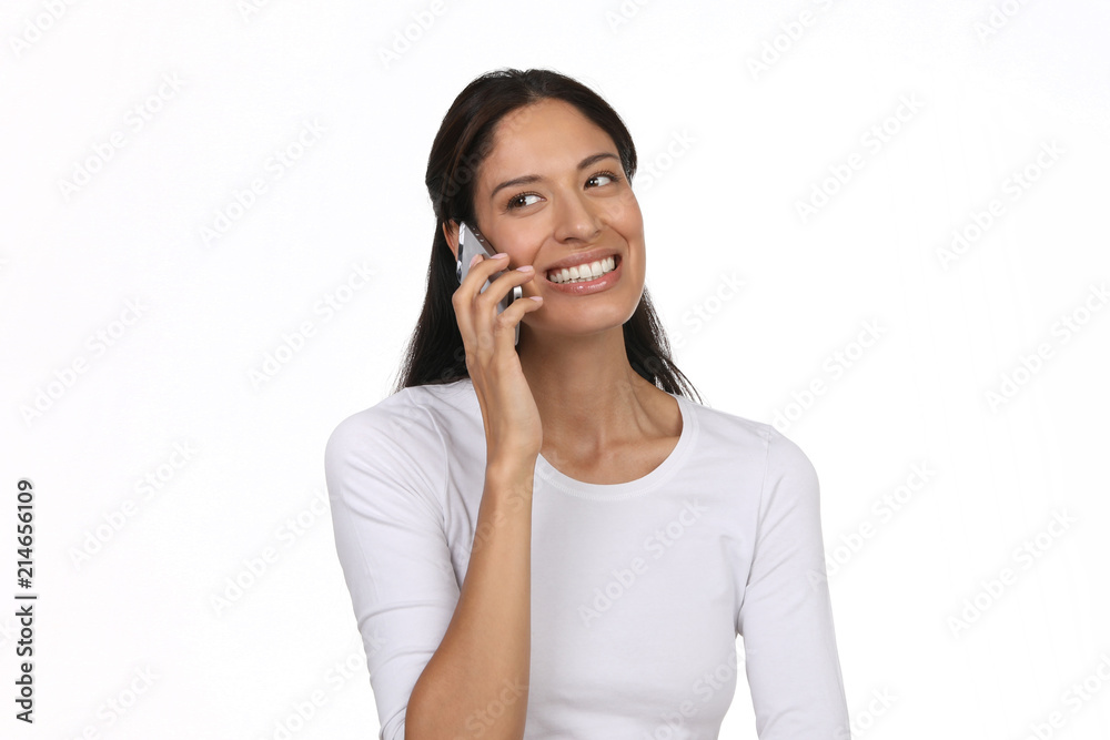 Hübsche junge Frau telefoniert lachend mit einem Handy Hübsche junge Frau telefoniert lachend mit einem Handy
