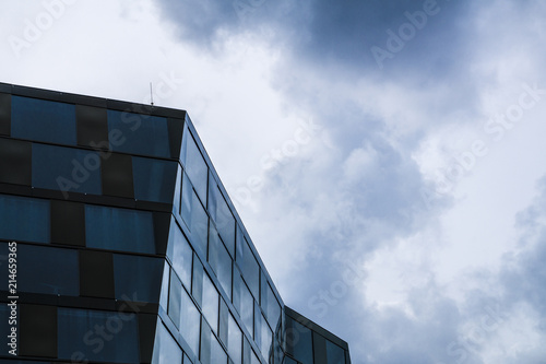 Moderne Architektur mit Wolken am Himmel 