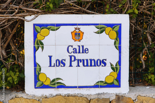 A sign with the name of the street in Spanish is 