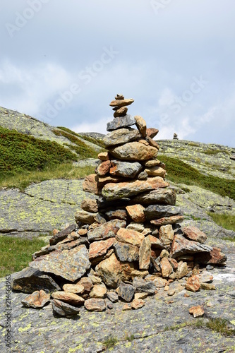Viele Steine gestapelt zu einem Turm in den Südtiroler Bergen, Steinmännchen © Zeitgugga6897