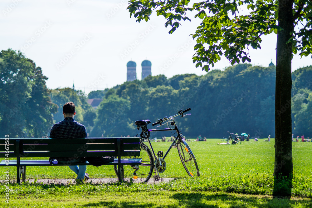 Obraz premium Mann im Park mit Fahrrad