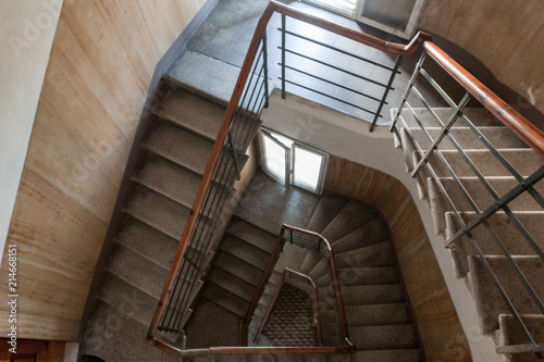 cage d escalier d un immeuble parisien