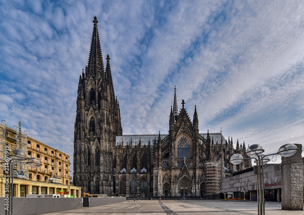 Fototapeta premium Kölner Dom im Sonnenlicht