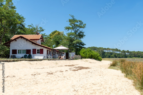 BASSIN D'ARCACHON (France), maison en bois sur la plage
