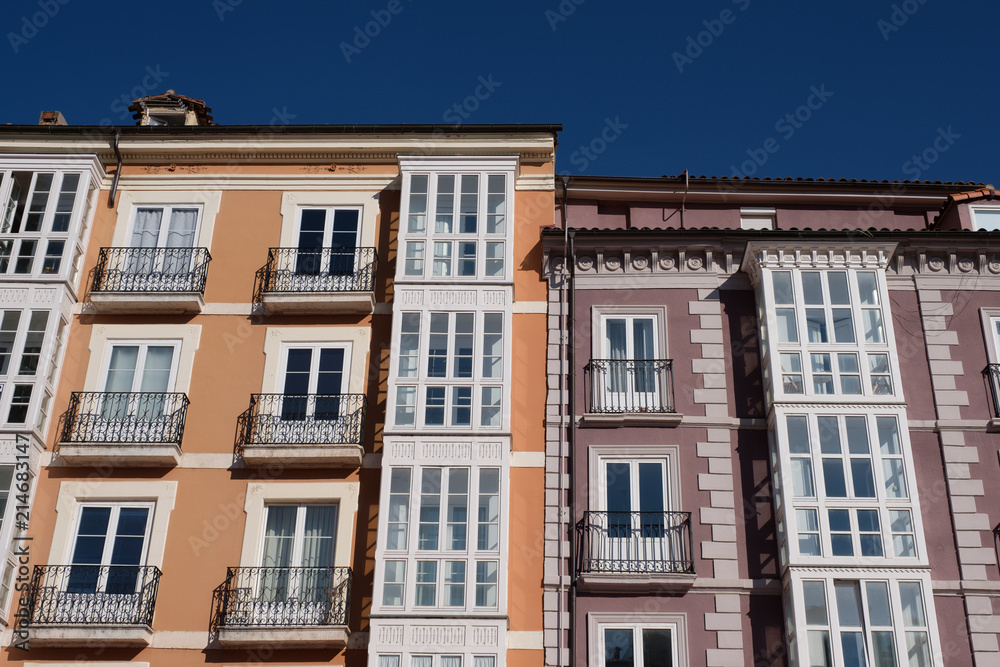 Fenster und Fassaden in Burgos, Castilla y León, Spanien