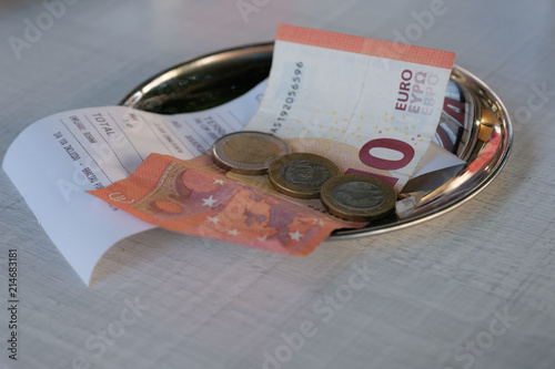 Rechnung bezahlen mit Bargeld in Euro (Trinkgeld)