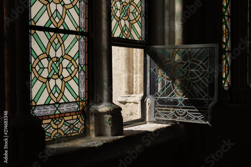 Farbiges Fenster in Burgos, Spanien © Martin Schütz