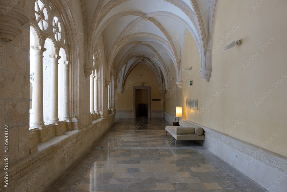 Kreuzgang in einem ehemaligen Kloster in Burgos, Spanien