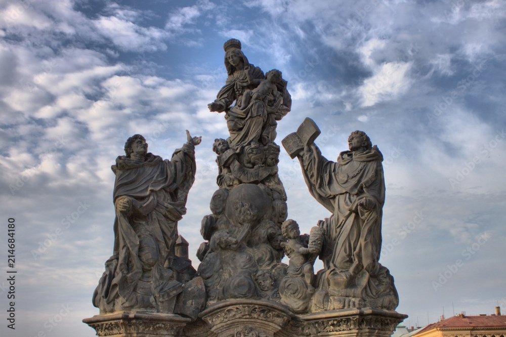 Fototapeta premium Figura Madonny, św. Dominika i św. Tomasza z Akwinu w Pradze, Republika Czeska