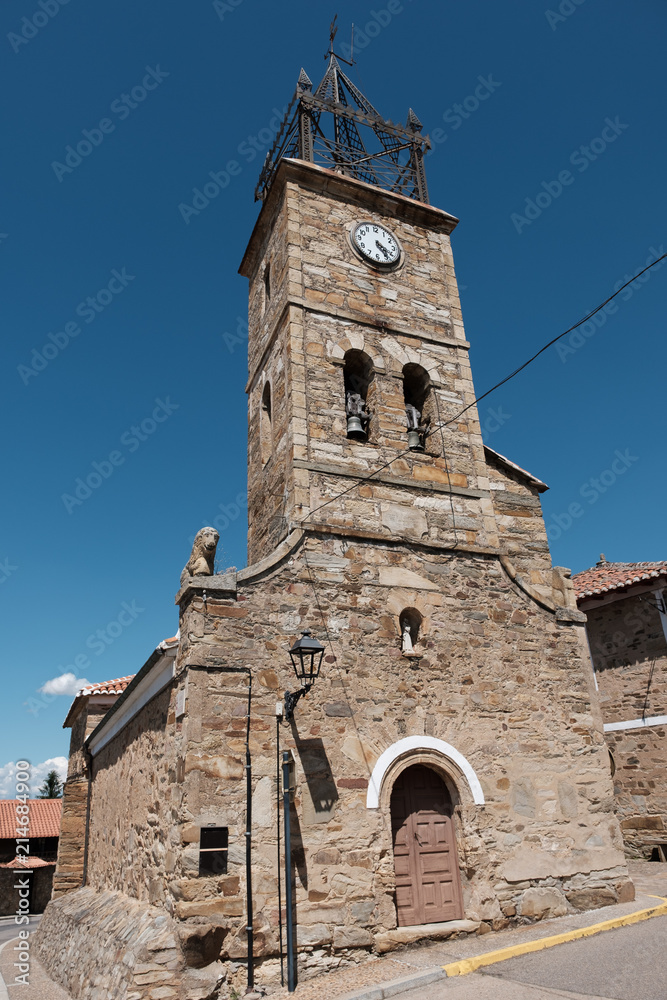 Häuser und Kirche in Val de San Lorenzo, Spanien (Nahe Astorga)