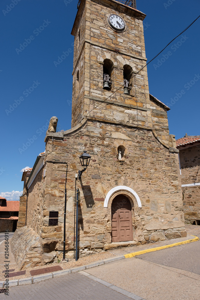 Häuser und Kirche in Val de San Lorenzo, Spanien (Nahe Astorga)