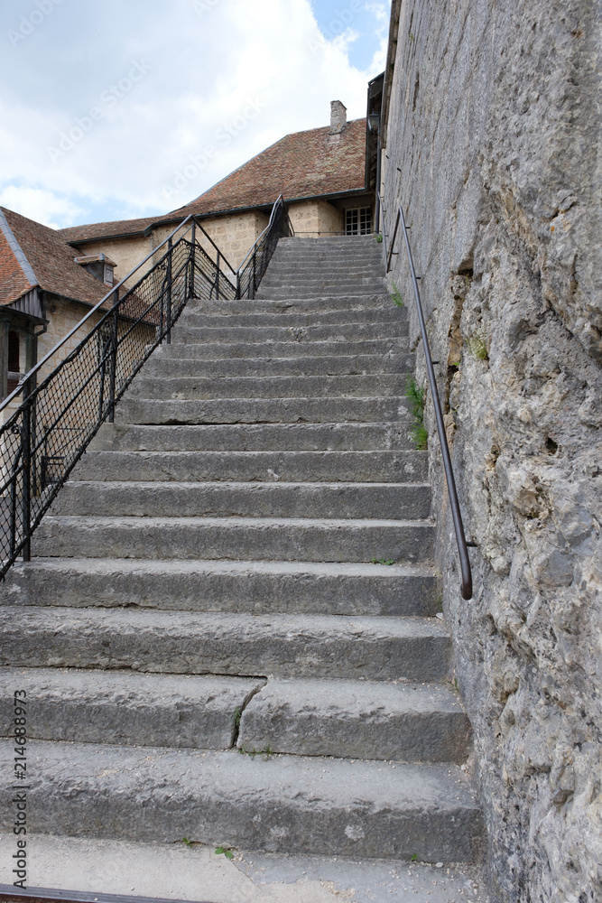 Obraz premium Steintreppe im Fort de Joux: Eine Festung in Frankreich an der Grenze zur Schweiz