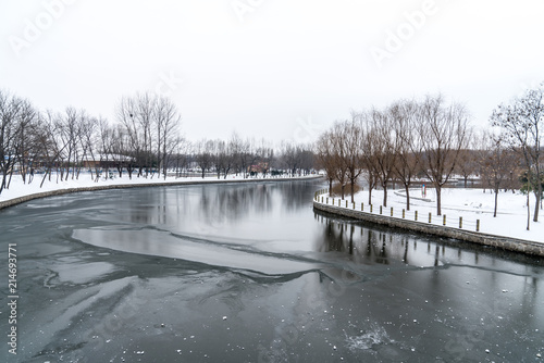 A frozen river in winter © Kai Zhao
