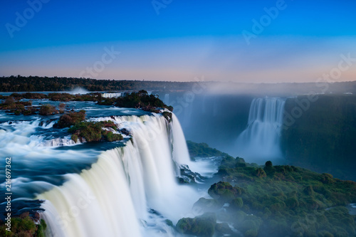 Iguaçu Falls seen from top to bottom