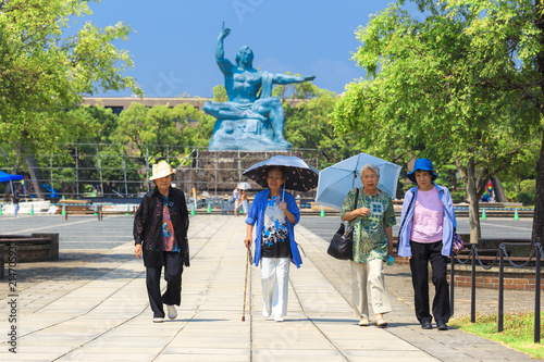 長崎平和公園と高齢女性