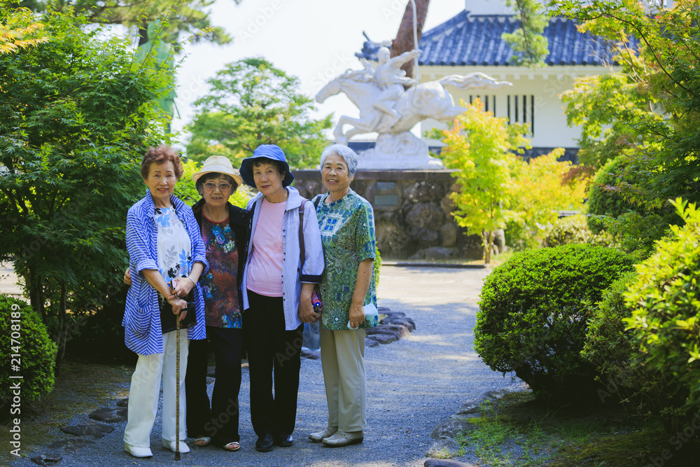 Obraz premium 九州旅行を楽しむ高齢女性