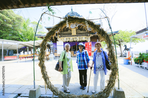 鷲尾愛宕神社と高齢女性 © beeboys