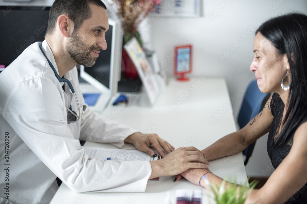 Fototapeta premium Medico si prende cura di giovane paziente