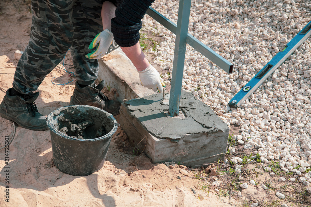 Obraz premium Work concrete the post on the construction site