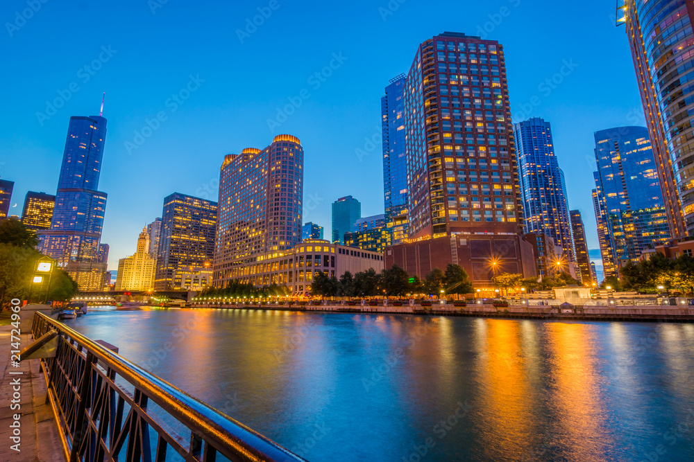 Fototapeta premium The Chicago River at night, in Chicago, Illinois