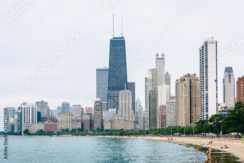 The Chicago skyline from North Avenue Beach © jonbilous
