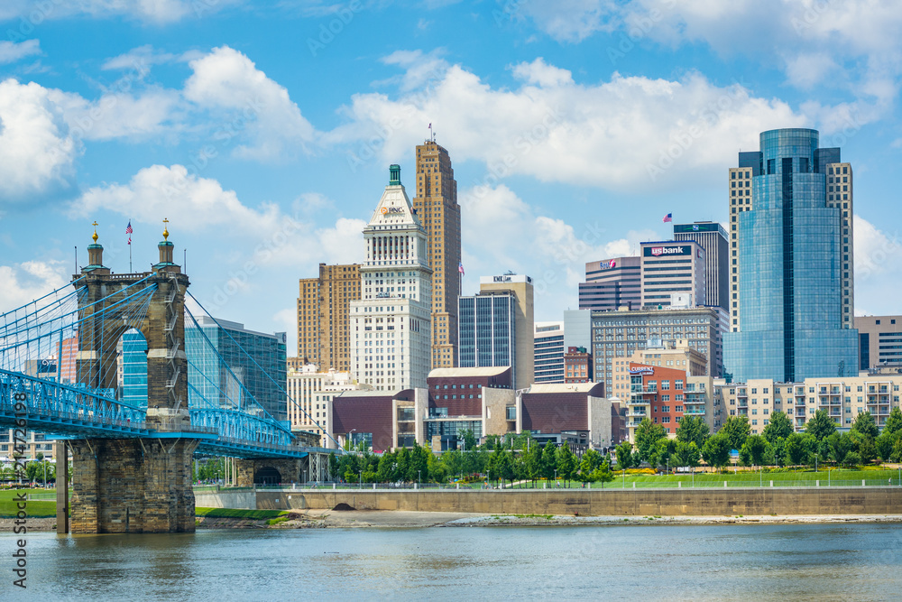The Cincinnati skyline and Ohio River, seen from Covington, Kentucky. - obrazy, fototapety, plakaty 