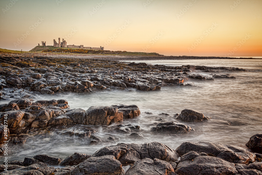Obraz premium Sunrise, Dunstanburgh Castle