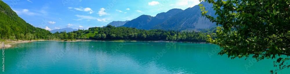 Panorama di un Lago dall'acqua di color smeraldo - Lago di Tenno, Trentino, Italia