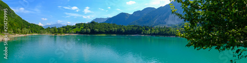 Fototapeta Naklejka Na Ścianę i Meble -  Panorama di un Lago dall'acqua di color smeraldo - Lago di Tenno, Trentino, Italia