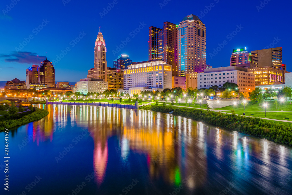 Fototapeta premium The Scioto River and Columbus skyline at night, in Columbus, Ohio.