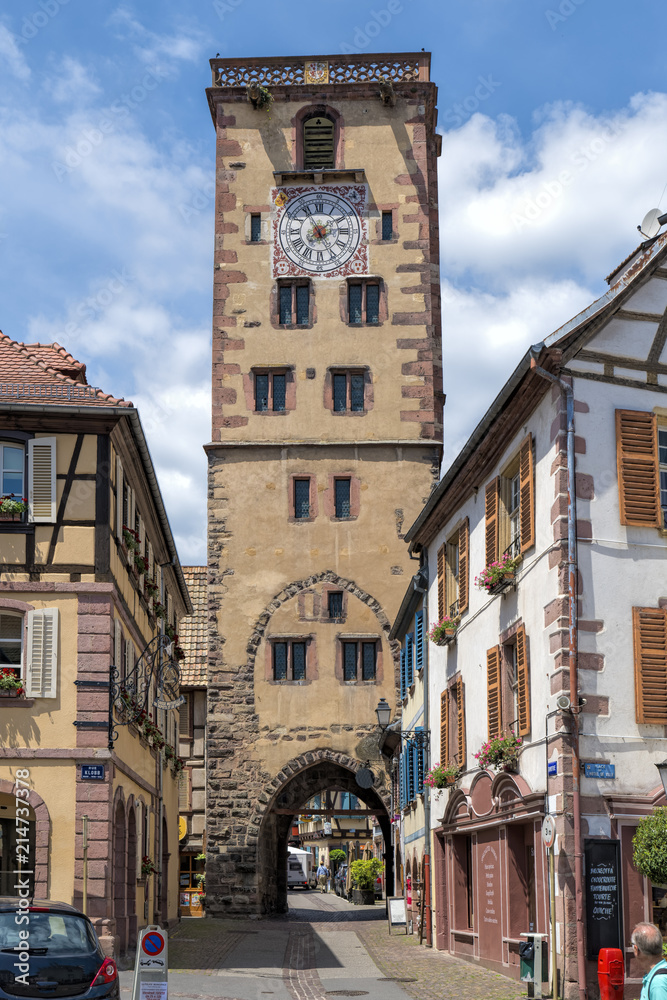 Fototapeta premium Ribeauville Elsass Gasse mit Turm