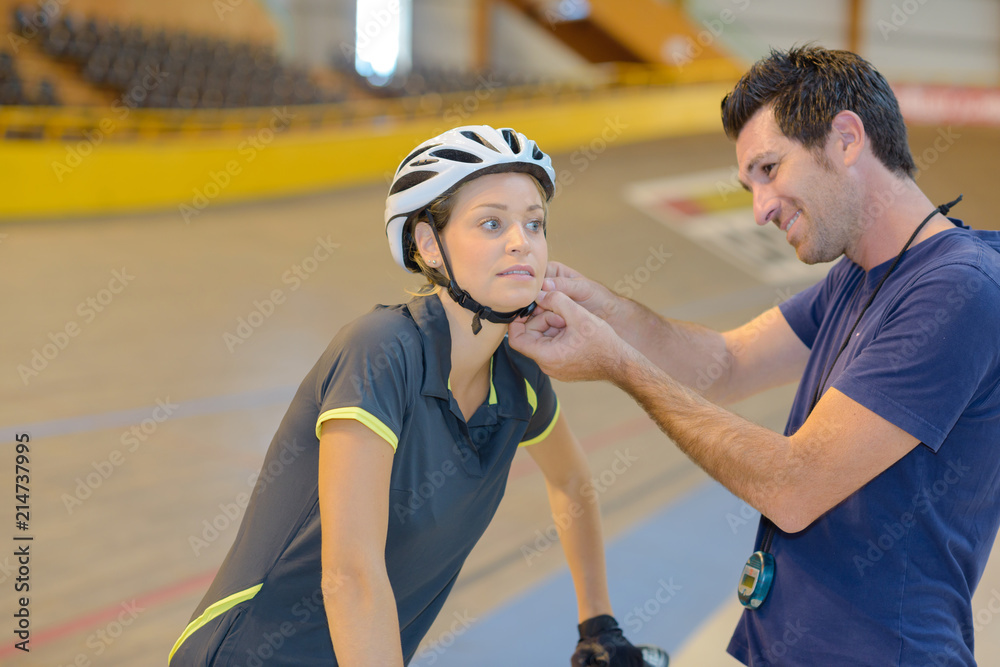 Fototapeta premium Kask zapinany trener rowerzystki