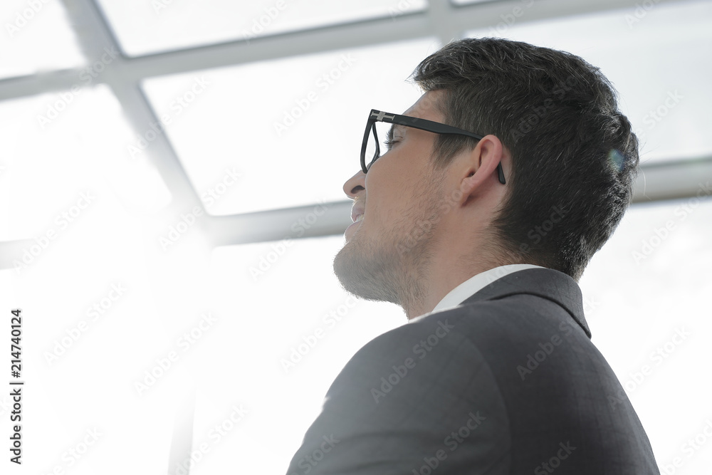 Fototapeta premium close up.modern young businessman looking for copy space