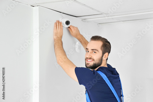 Canvastavla Electrician installing surveillance camera