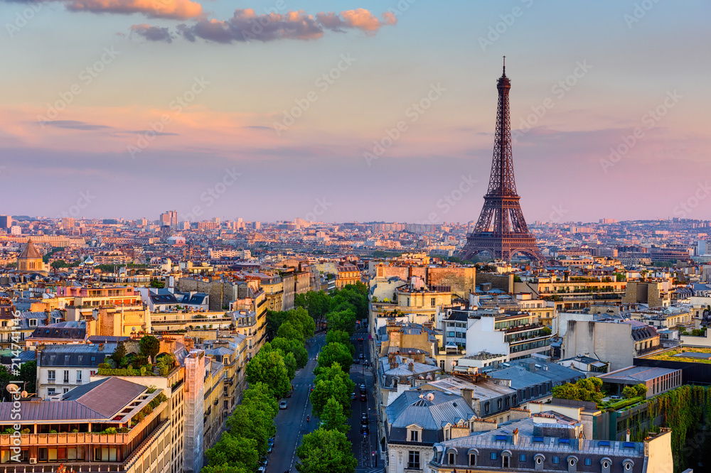 Naklejka premium Linia horyzontu Paryż z wieżą eifla w Paryż, Francja. Panoramiczny widok na zachód słońca w Paryżu