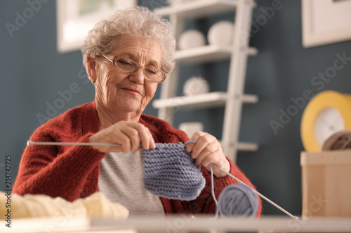 Senior woman knitting warm ...